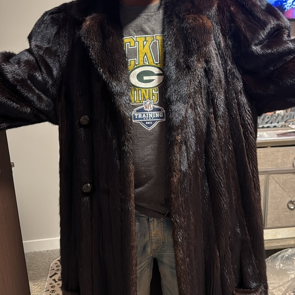 Mahogany 100% Authentic Mink Coat - Picture 10 of 11